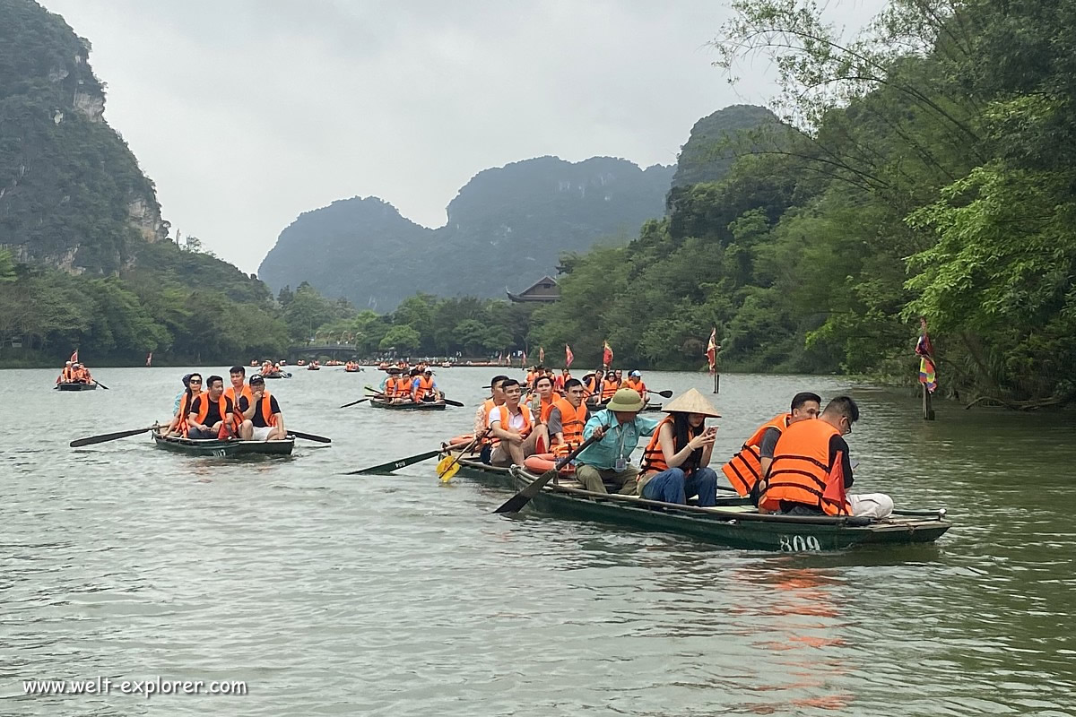 Boot Tour Trang An in Vietnam