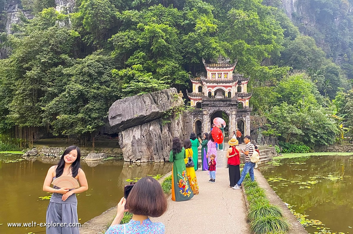 Vietnamesen vor der Bich Dong Pagode