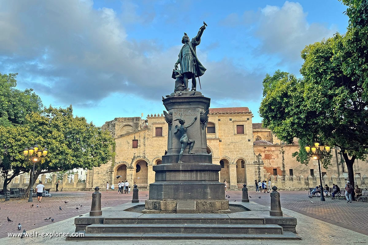 Statue von Christoph Kolumbus mitten in Santo Domingo