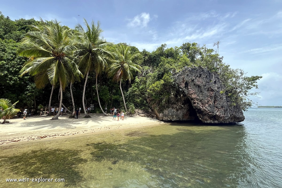 Karstfelsen und Strand im Nationalpark Los Haitises