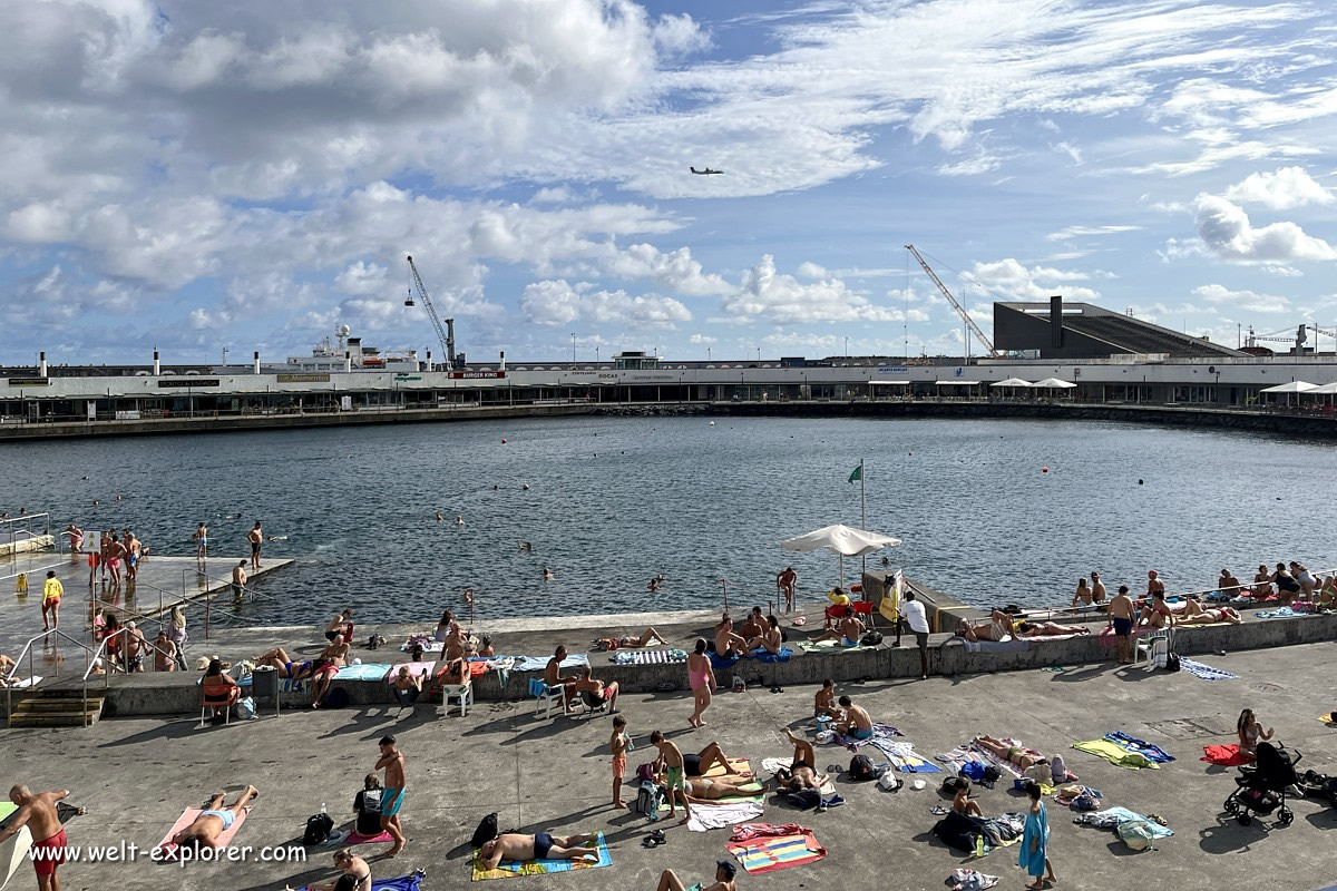 Baden und schwimmen im Hafen von Ponta Delgada