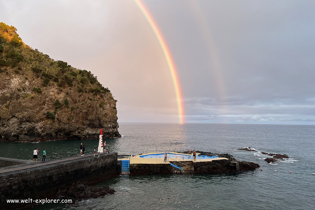 Regenbogen an der Küste der Insel Sao Miguel