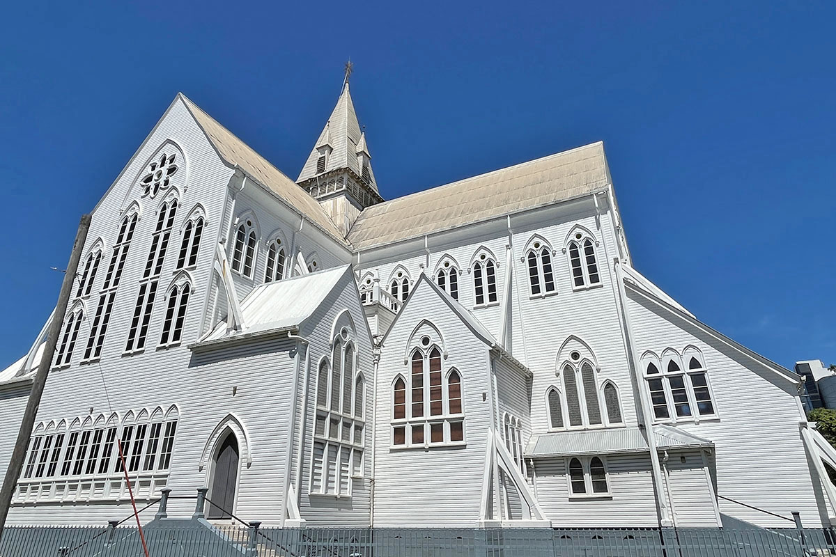 Holzkirche und Kathedrale St-George