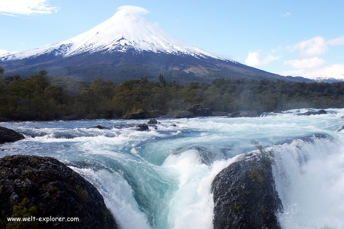 Rio Petrohue Wasserfall mit Vulkan Osorno